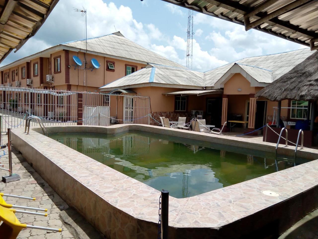 Gen-Preston Hotel&Suites Papalanto Exterior foto
