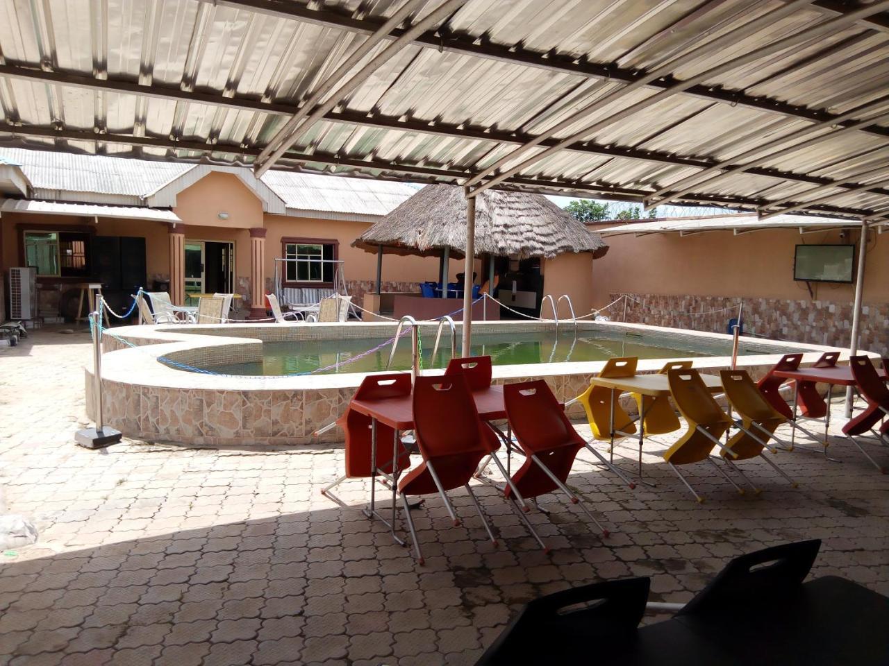 Gen-Preston Hotel&Suites Papalanto Exterior foto